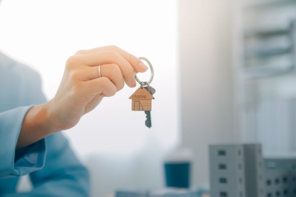 Achat immobilier : hausse des frais de notaire pour tous ?