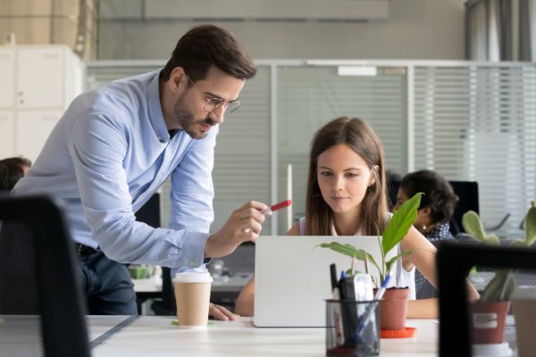Embaucher un (ancien) stagiaire : prévoir une période d'essai ?